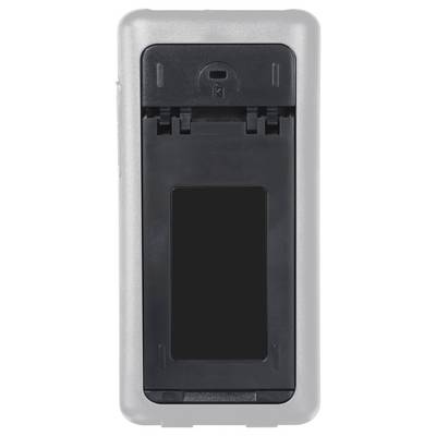 De achterkant van een elektronisch apparaat, waarschijnlijk een afstandsbediening, met een batterijvak dat openstaat.