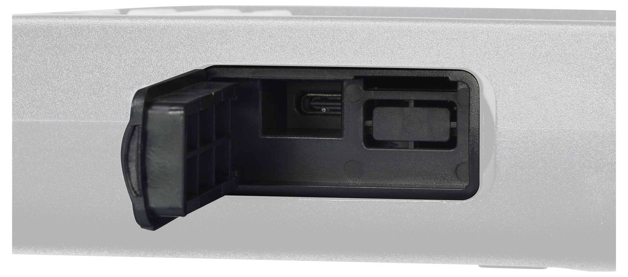 Een geopende klep van een apparaat met een USB-poort.
