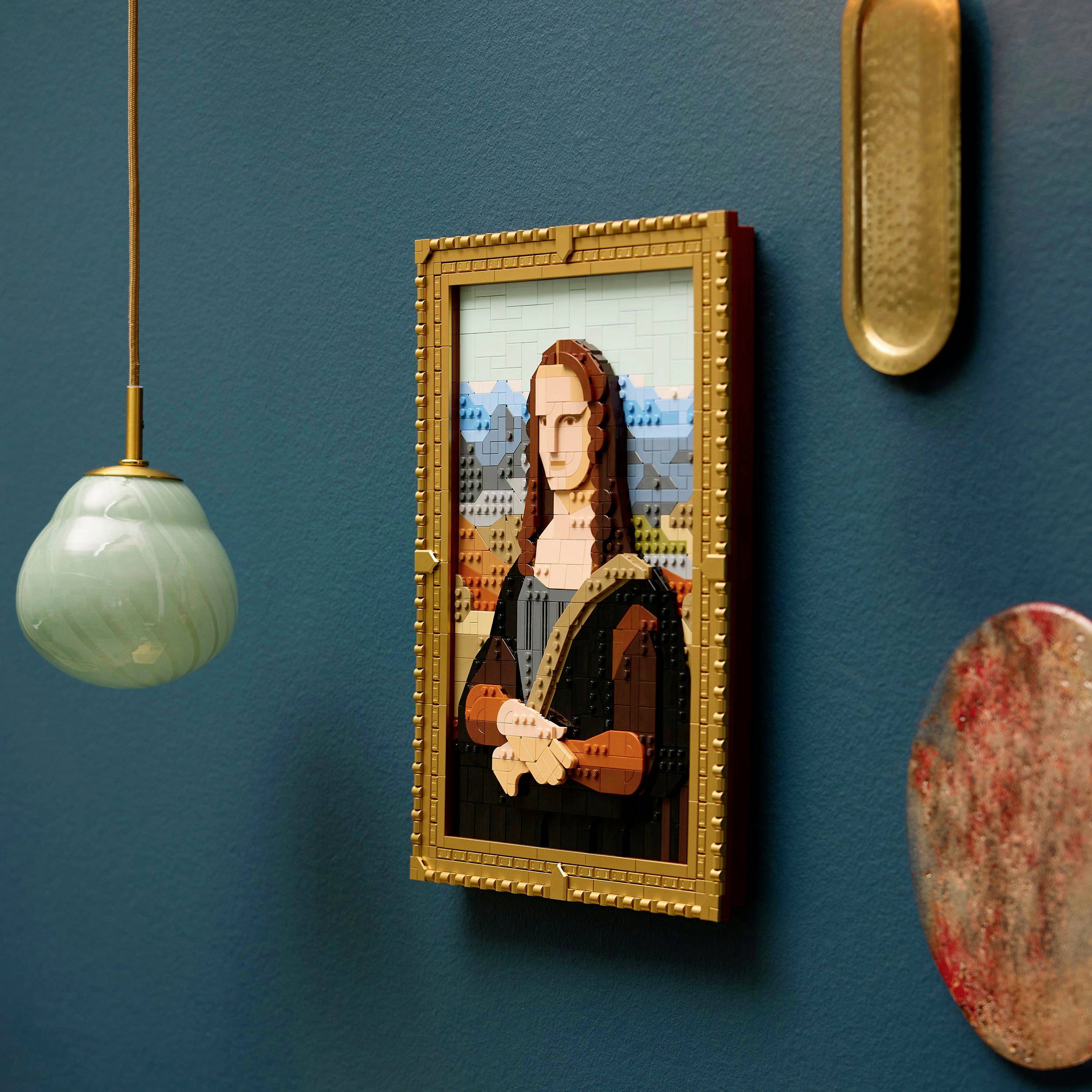 Een Legoschilderij van de Mona Lisa hangt aan een turquoise muur, geflankeerd door een groene lamp links en gouden decoratieve elementen rechts.