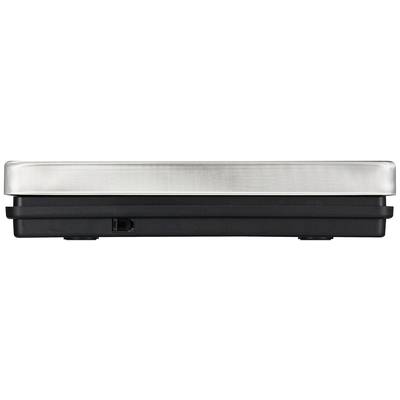 Zijaanzicht van een plat, rechthoekig apparaat met een metalen bovenkant en een zwarte basis. Bevat een kleine opening of aansluiting aan de zijkant.
