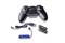 Een zwarte gameconsole met twee bedieningsknoppen, USB-oplaadkabel, twee AA-batterijen en een blauwe batterij.