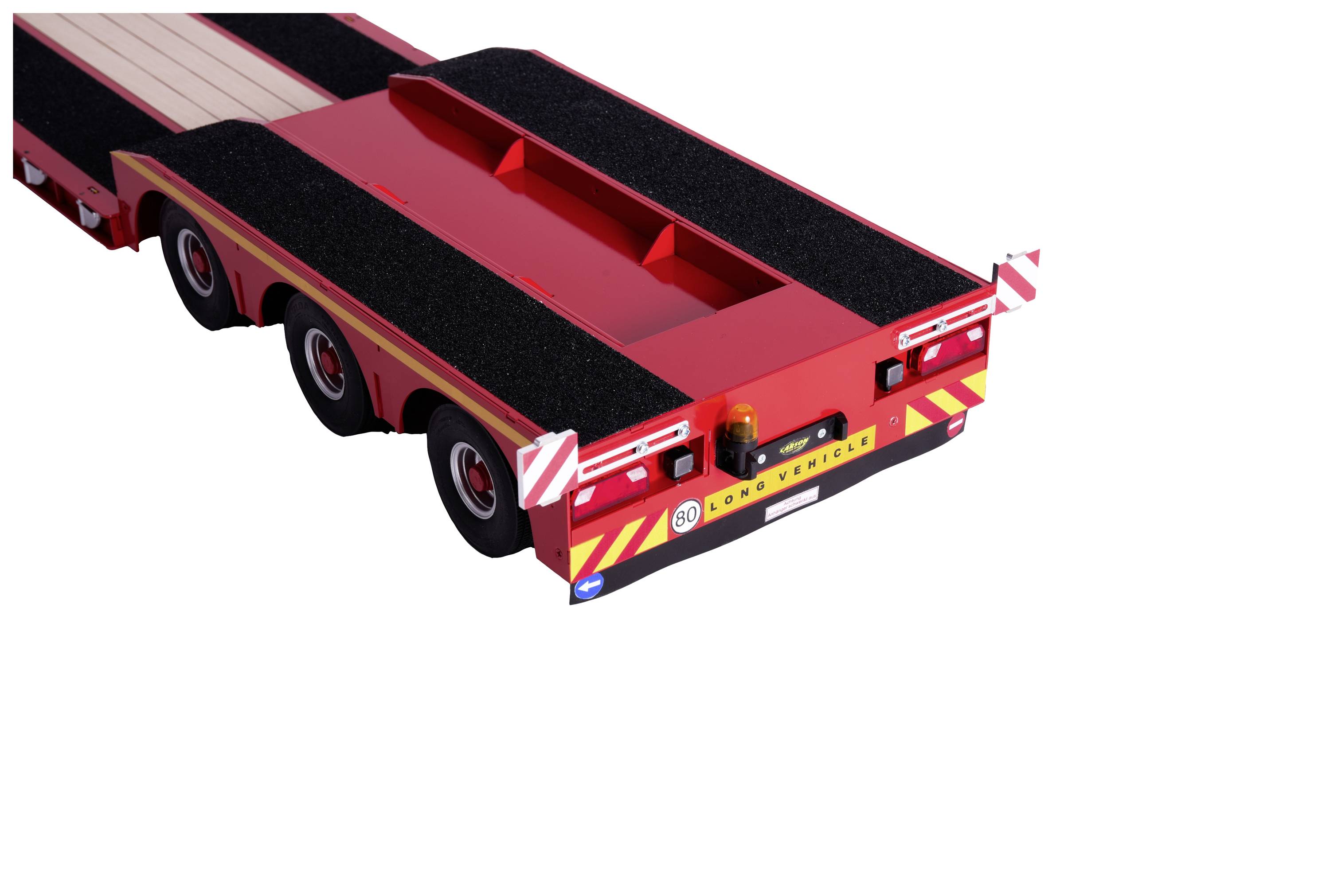 Een rode vrachtwagen-aanhanger met drie assen en reflecterende strepen voor zichtbaarheid.