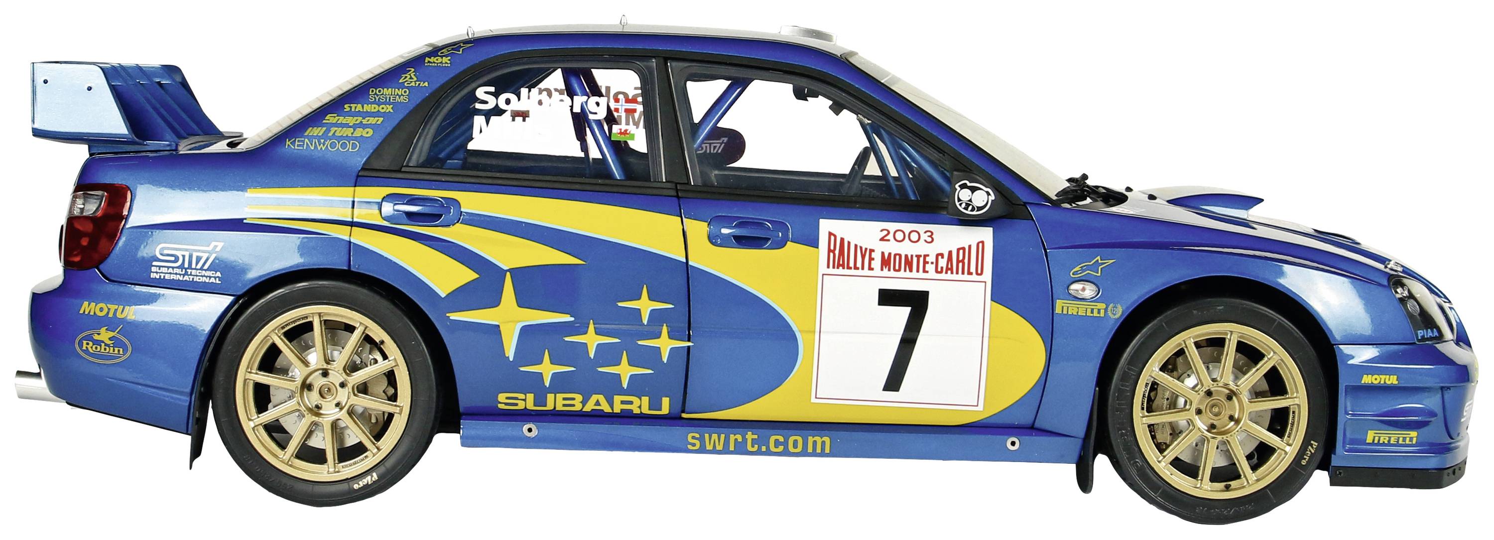 Een rallywagen met blauwe en gele lak, startnummer 7, met sponsorstickers, op een witte achtergrond.