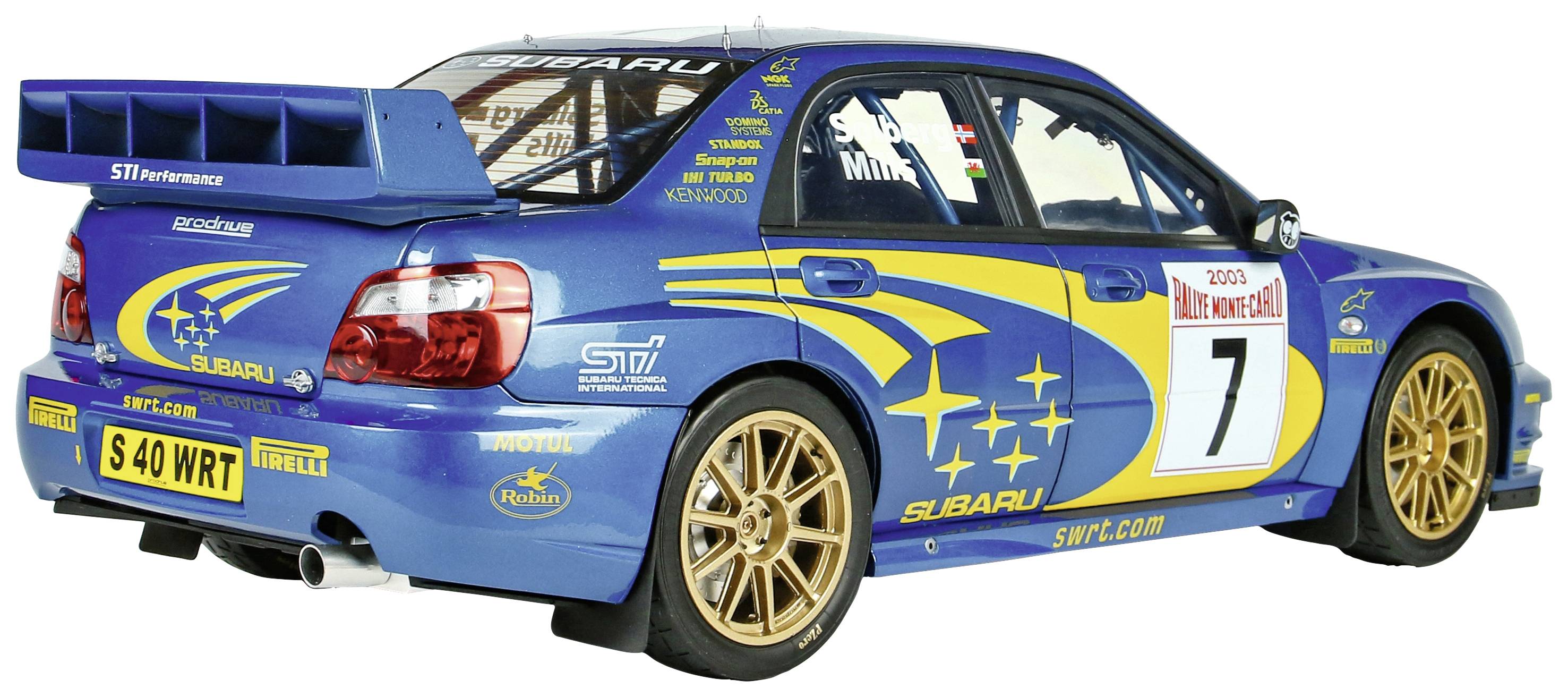 Een blauw-geel rallywagen met startnummer 7, een opvallende spoiler en Subaru-logo's. Hij staat op een racecircuit.