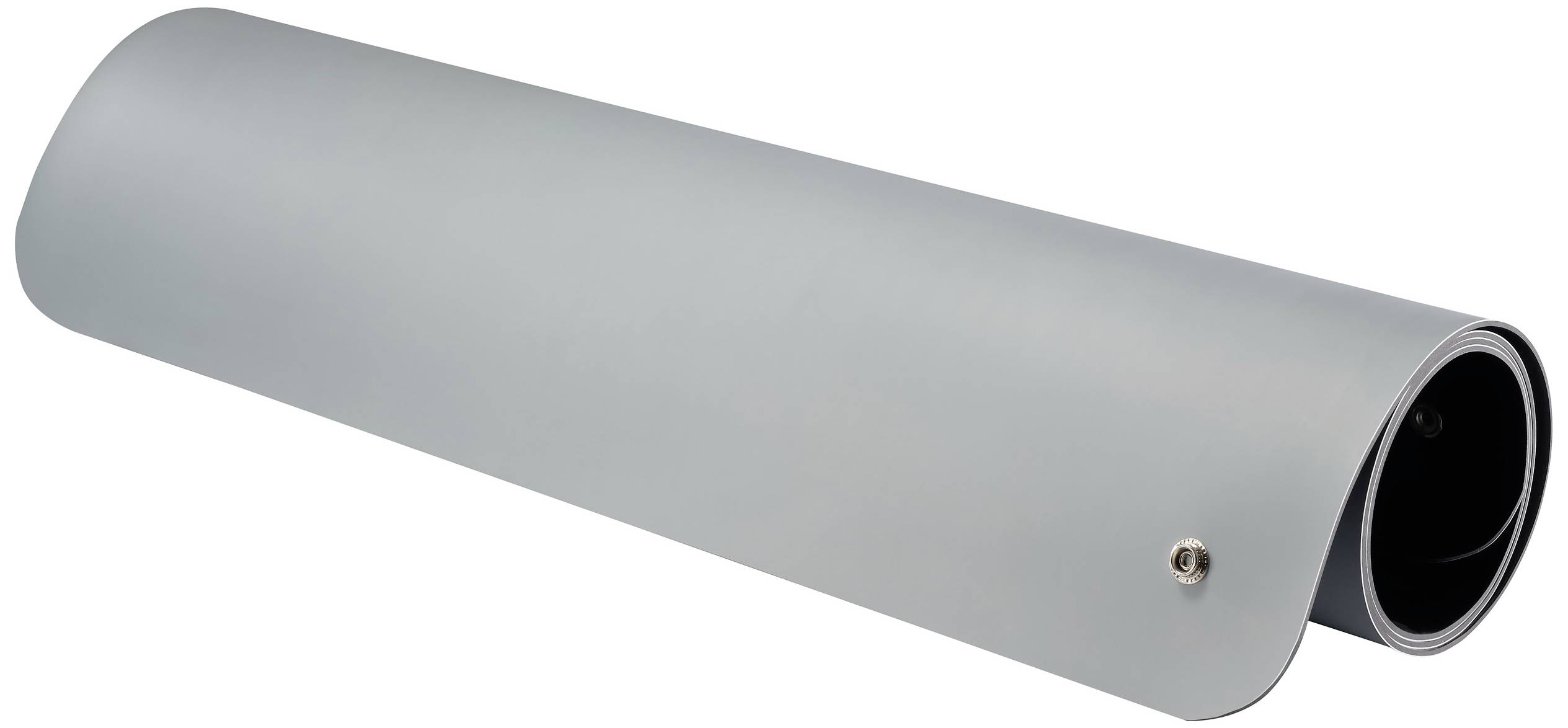 Opgerolde grijze yogamat met drukknoop, liggend op een witte achtergrond.