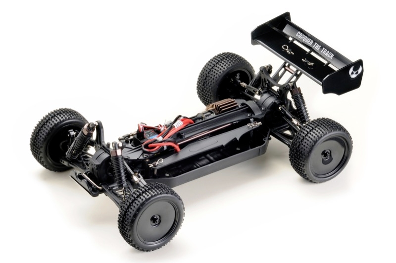 Een afstandsbediend, zwart buggy-model met grote, gestructureerde wielen en een achterspoiler, op een witte achtergrond.