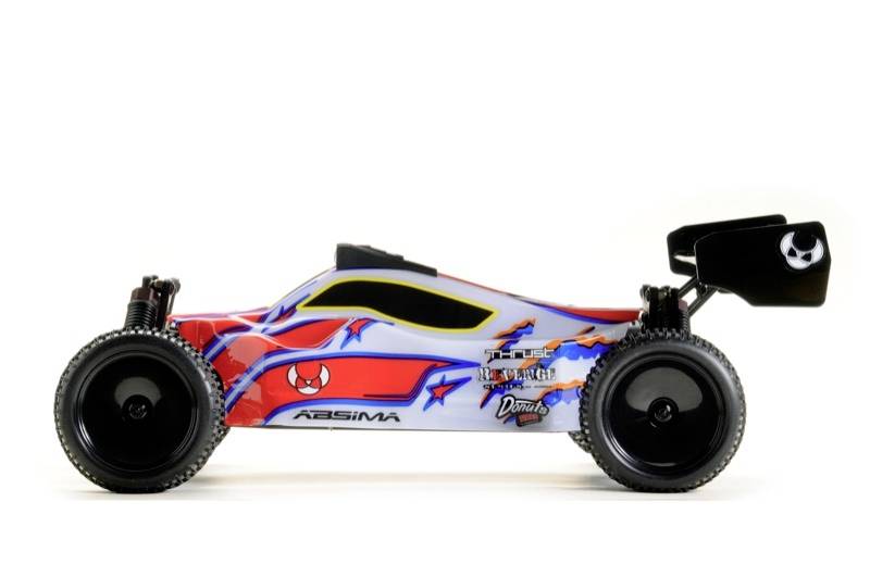 Speelgoed-RC-auto met kleurrijk ontwerp, zwarte achterspoiler en grote wielen, zijaanzicht.