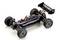 Zwart RC-autocarrosserie met offroad-banden en achterspoiler, met de nadruk op een robuust onderstel en schokdempers voor terreinrijden.