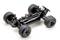 Een op afstand bestuurbare auto-chassis met grote, grove banden en zichtbare vering op een witte achtergrond.