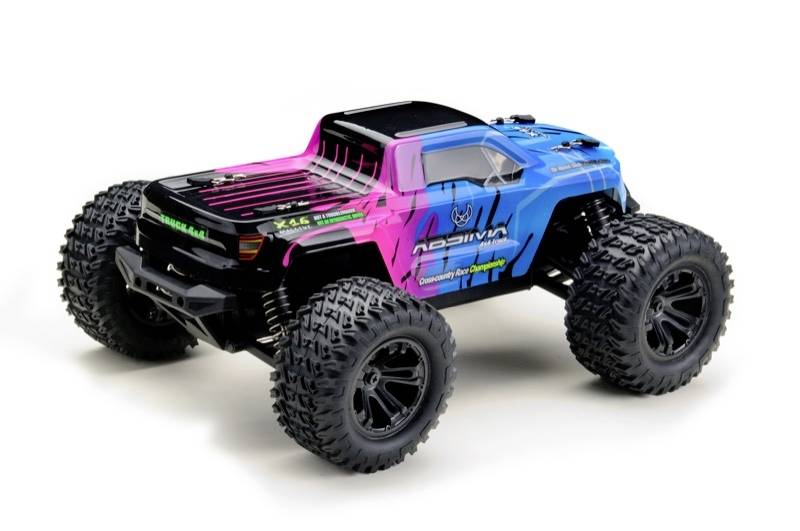 Een kleurrijke afstandsbediende terreinwagen met grote banden in blauw en roze. Het model draagt de tekst 'Absima' aan de zijkant.