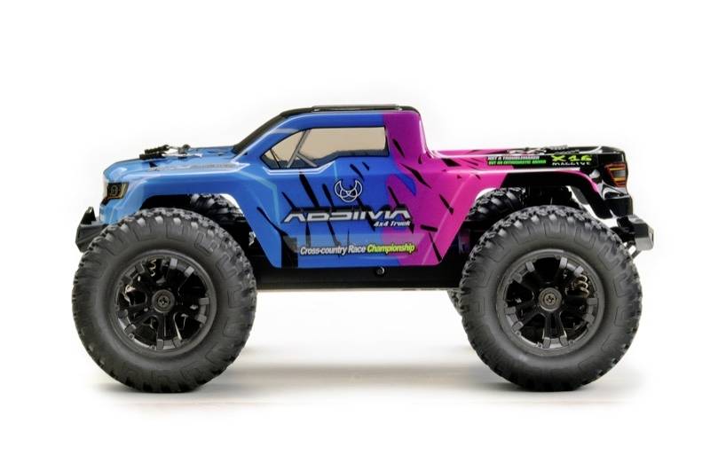 Een blauw-roze bestuurbare auto met grote banden en de tekst 'Crossover Race Champion' aan de zijkant.