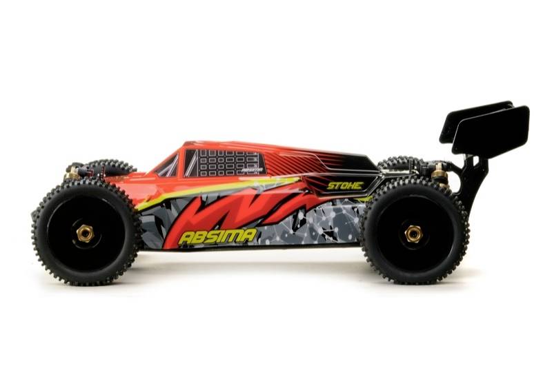 Afstandsbediende auto, zijaanzicht. Rood en zwart design met gele accenten. Grote rubberbanden en achterspoiler.
