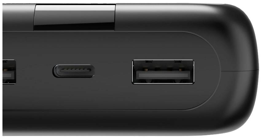 Een zwarte oplader met twee USB- en één USB-C-poort, zichtbaar van opzij.