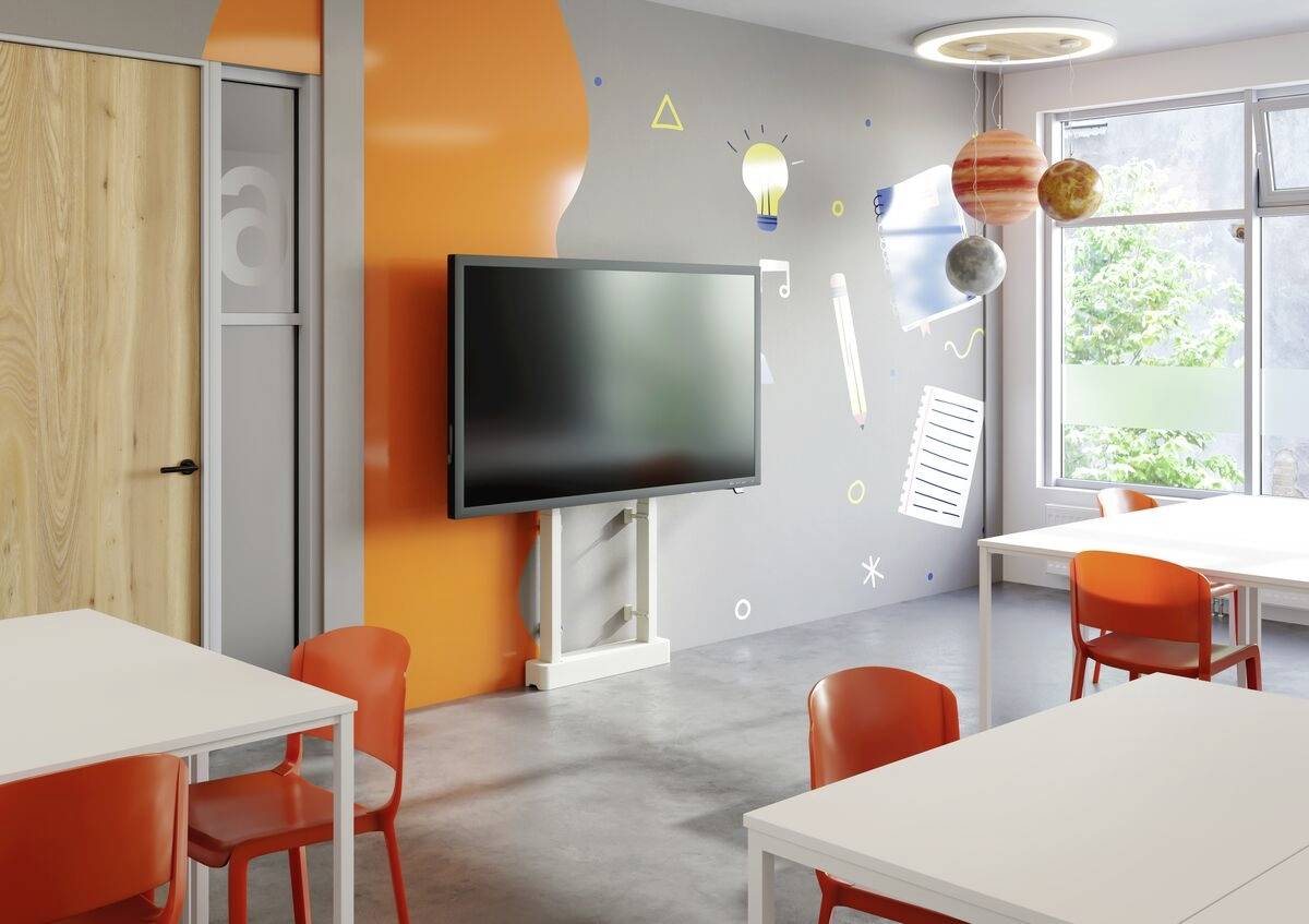 Een modern klaslokaal met oranje accenten, witte tafels en stoelen, een interactief whiteboard en een creatieve wanddecoratie met ruimtemotieven.