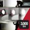 Wiha LED-bouwlamp verlicht de bouwplaats helder. Arbeider knielt, optimale verlichting tot 3.000 lm.