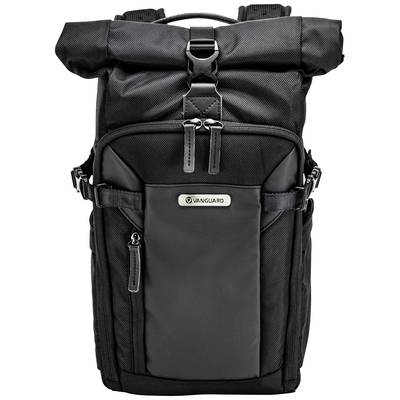 Zwarte rugzak met rolltop-sluiting, meerdere ritszakken en een logo op de voorkant.