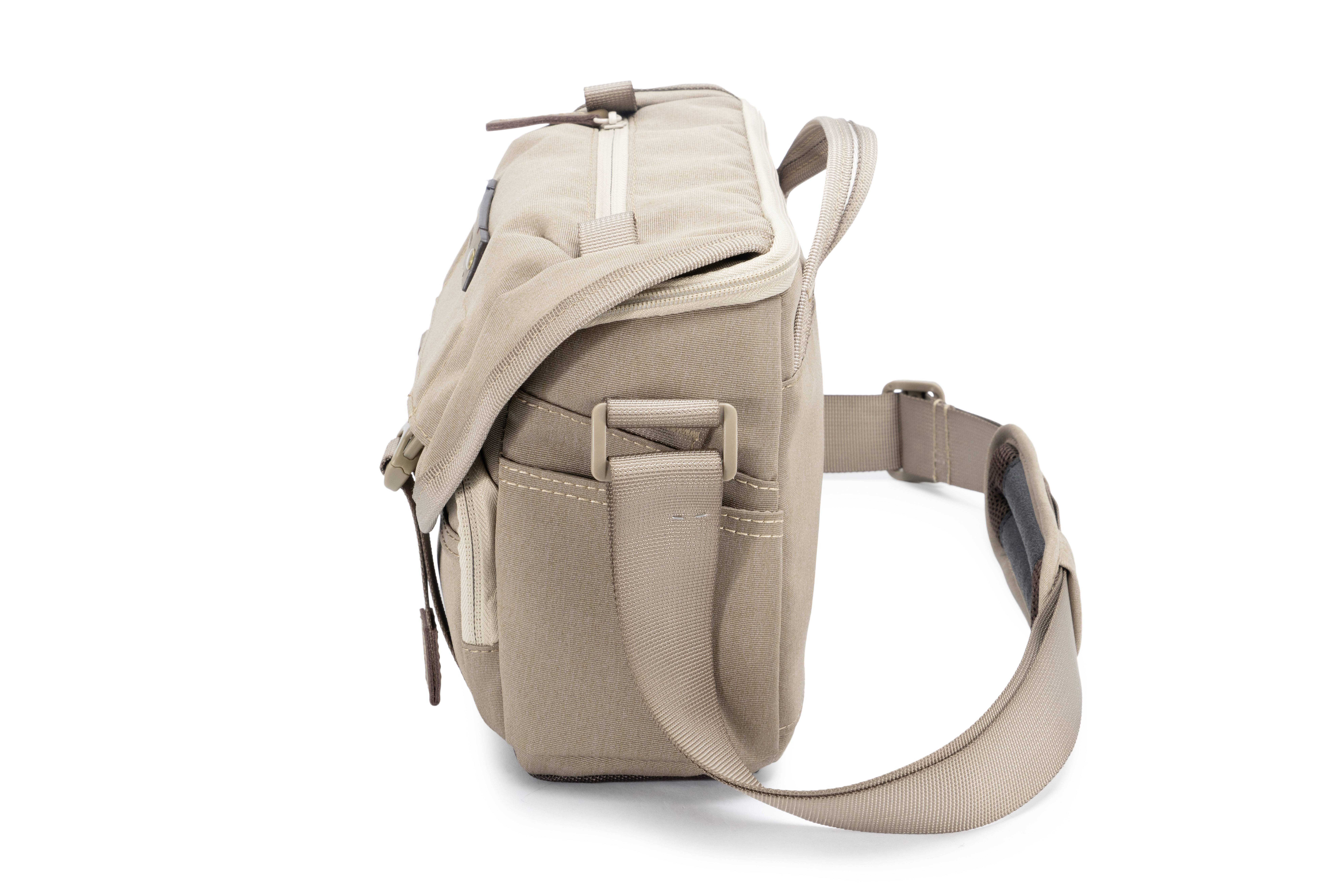 Beige stoffen schoudertas, zijaanzicht. Stevig met rits en verstelbare schouderband.