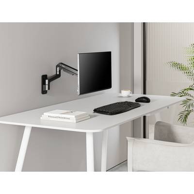 Een moderne bureau met een aan de muur bevestigde monitorarm waarop een beeldscherm hangt. Toetsenbord en muis staan op het bureau.