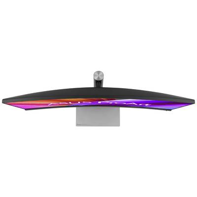 Een gebogen computerscherm van bovenaf gezien, waarvan het display gekleurde strepen vertoont. De monitor heeft een moderne standaard.