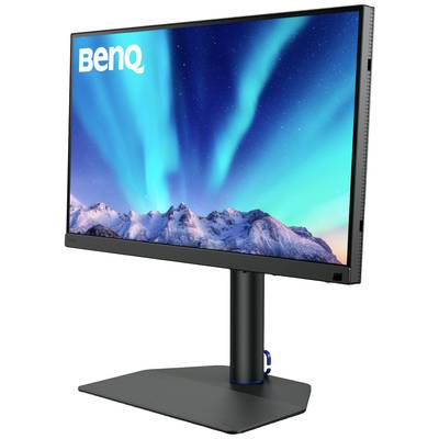 Een BenQ-monitor toont een landschap met met sneeuw bedekte bergen en noorderlicht.