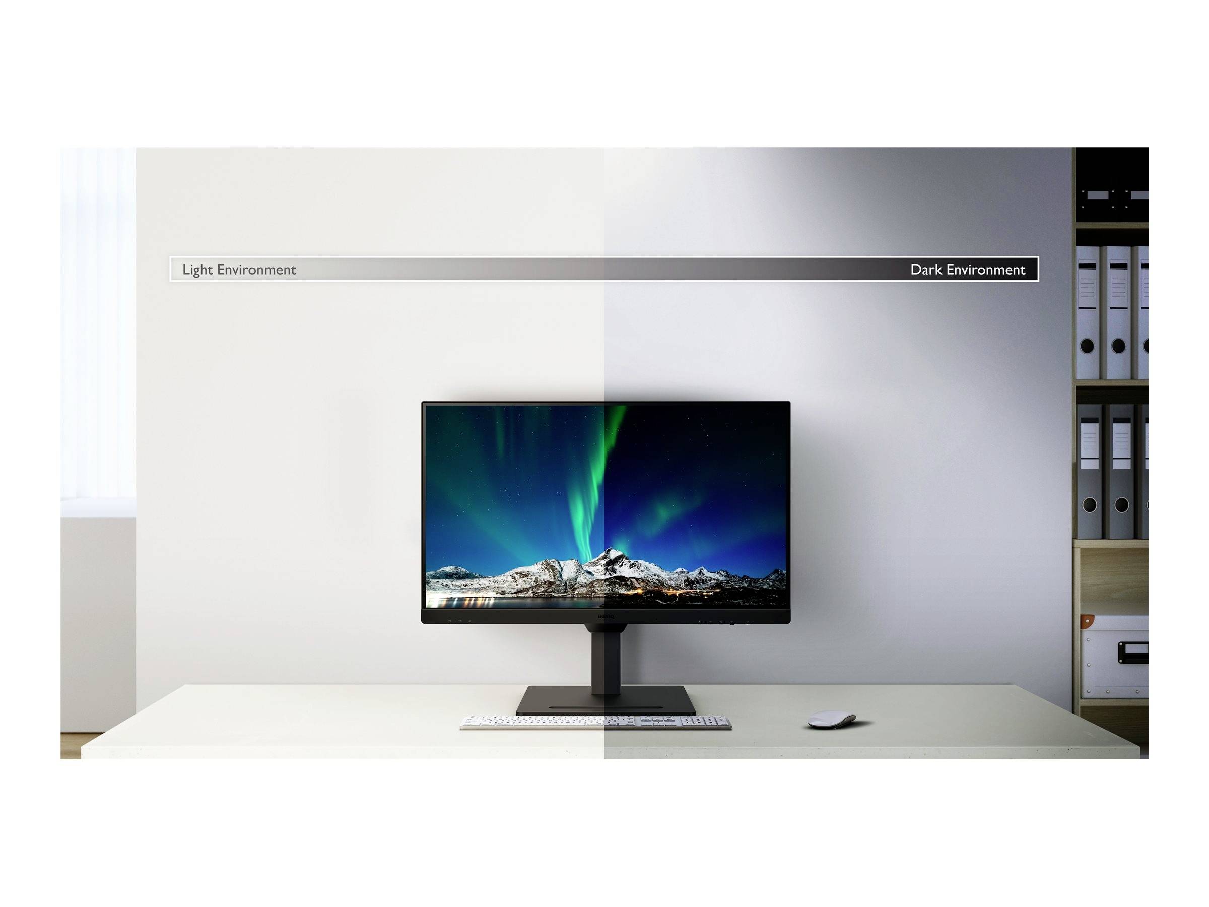 Een monitor toont noorderlicht boven bergen, verdeeld tussen 'Lichte Omgeving' en 'Donkere Omgeving', om verschillende helderheidsaanpassingen weer te geven.