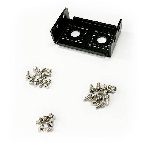 Een zwart metalen bevestigingsdeel ligt naast drie groepen zilveren schroeven op een witte achtergrond.