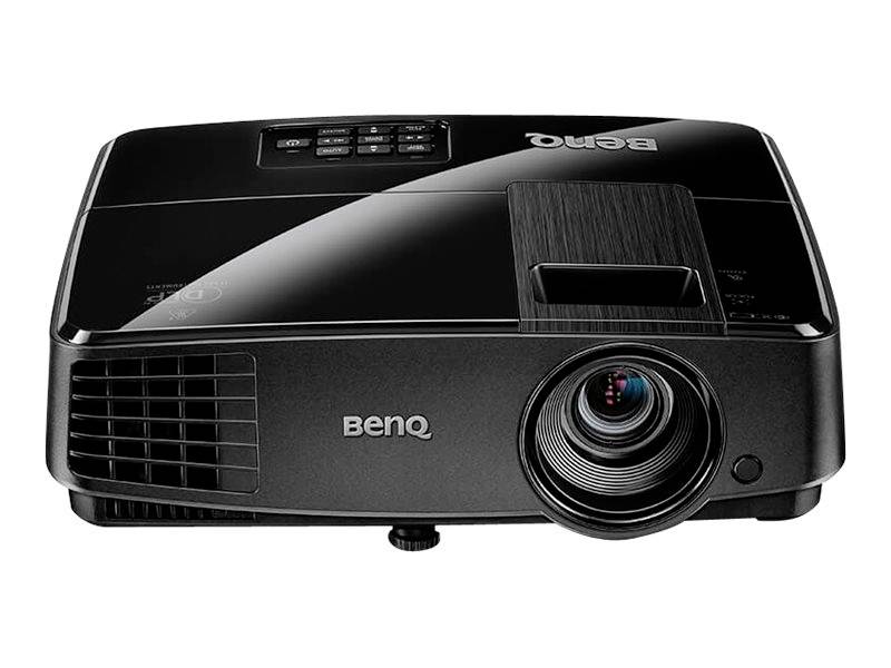 Een zwarte beamer van het merk BenQ met een lens aan de rechterkant. Hij ligt op een wit oppervlak.