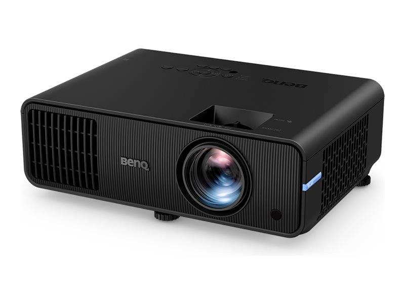 Zwarte projector, zijaanzicht, met verlichte lens. Merknaam zichtbaar aan de voorkant. Apparaat geschikt voor presentaties of thuisbioscoop.