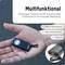 Multifunctionele sleutelhanger in de hand, met LED-verlichting. Inzetafbeelding toont bevestigingsclip en mini-karabijnhaak, biedt veelzijdige bevestigingsmogelijkheden.