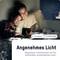 Moeder en kind zitten in bed en lezen een boek bij zacht licht. Tekst: 'Aangenaam licht - Instelbaar, contrastrijk licht voor comfortabel, vermoeidheidsvrij lezen.'