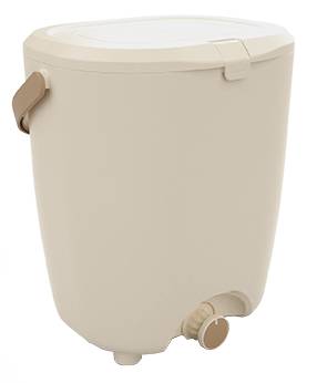 Een crèmekleurige container met een bruine handgreep en een rond tuitje aan de onderkant.