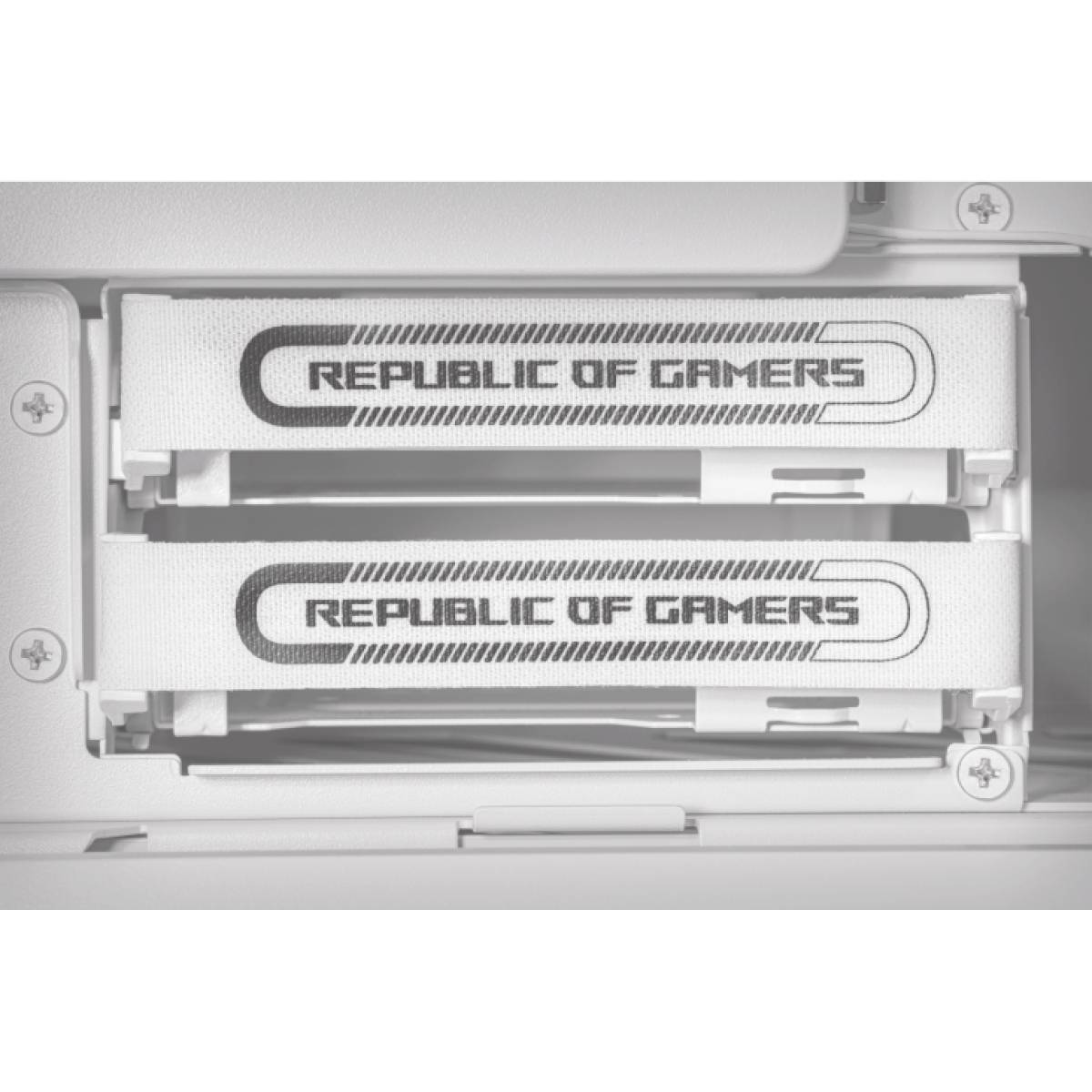 Witte RAM-modules met het opschrift 'Republic of Gamers' geïnstalleerd in een computerbehuizing.