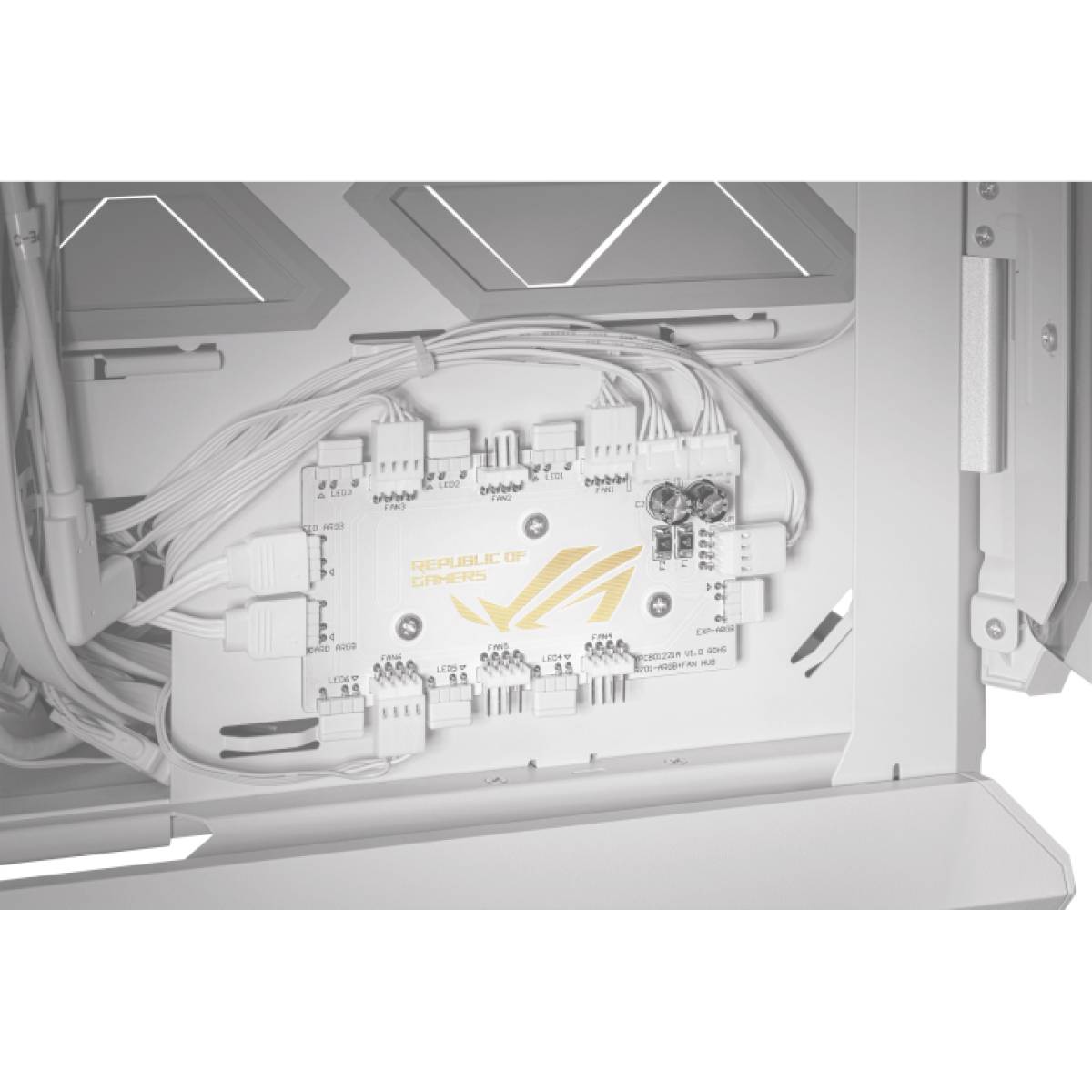 Kabelbeheerssysteem in een computerbehuizing met meerdere witte kabels die zijn aangesloten op een centrale moederbord.