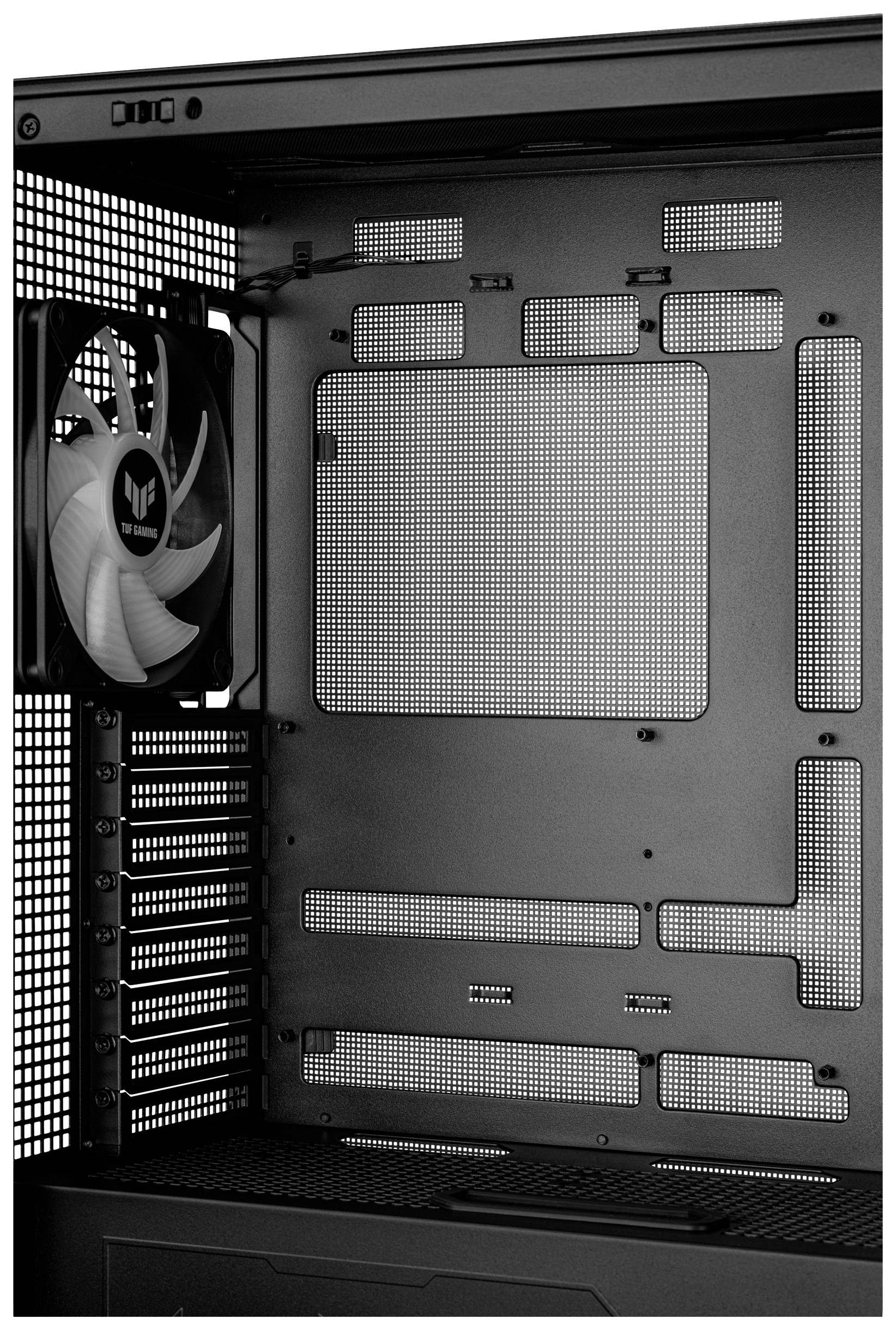 Een open pc-behuizing met een gemonteerde ventilator aan de achterkant, toont de interne bevestigingspunten voor moederbord en andere componenten.