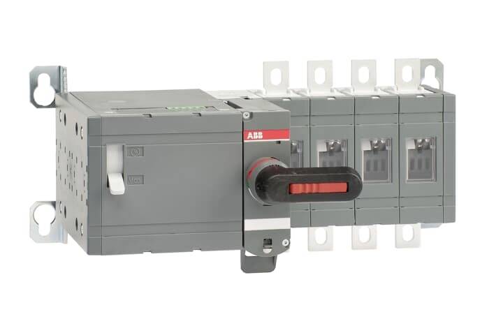 Elektrische vermogensschakelaar met rode schakelaar aan de voorkant, gemonteerd op een plaat. Geschikt voor industriële toepassingen.