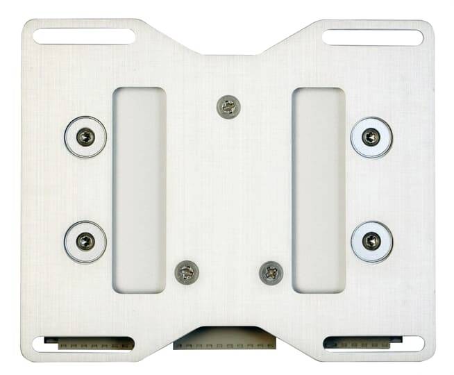 Metalen plaat met symmetrische uitsnijdingen en zes schroeven. Rechthoekige vorm met afgeronde hoeken, geschikt voor montagedoeleinden.