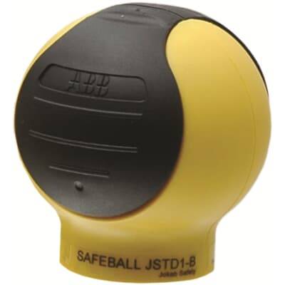 Een ronde, gele veiligheidsschakelaar van het merk ABB met een zwart drukgedeelte, gemarkeerd met 'SAFEBALL JSTDI-B Jokab Safety'.