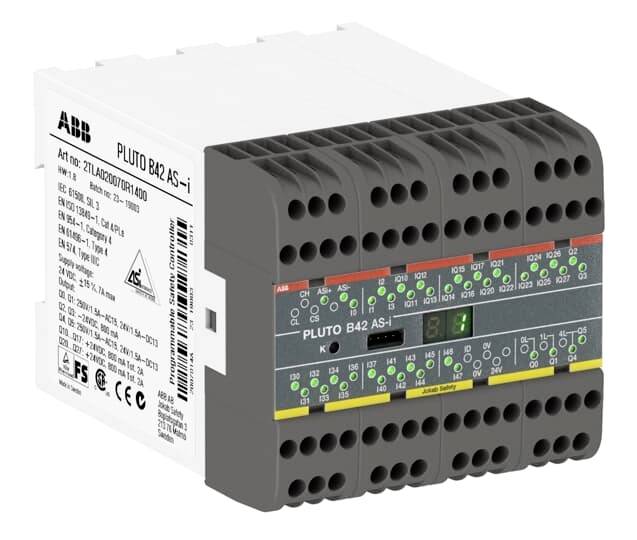 Industrieel besturingsapparaat met meerdere aansluitingen en LED-indicatoren voor verschillende kanalen. Typeplaatje toont fabrikant en productgegevens.