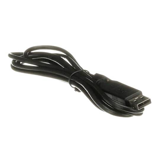 Zwart USB-kabel met een USB-A-stekker, opgerold en samengebonden, ligt op een witte achtergrond.