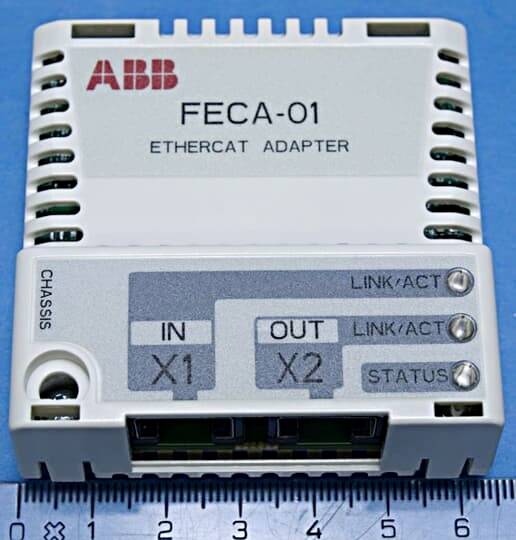 Een ABB FECA-01 EtherCAT-adapter met aansluitingen voor IN (X1) en OUT (X2). Een schaal toont de grootte van het apparaat.