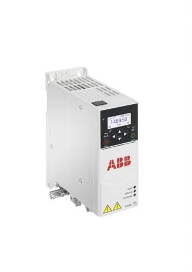 Frequentieomvormer 'ABB', wit behuizing, digitaal display bovenaan, gele waarschuwingssymbolen onderaan, geschikt voor motorsturing.