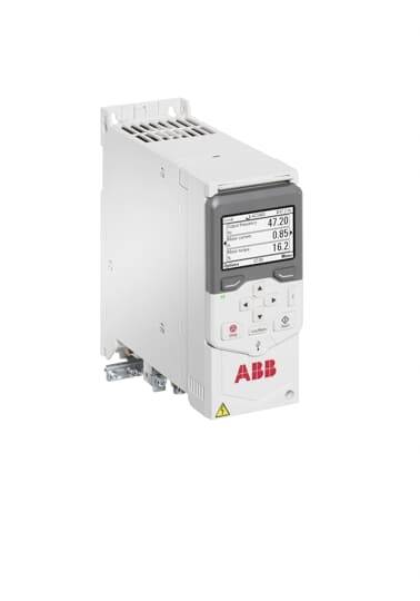 Een witte industrieregelaar met display toont parameters zoals frequentie en spanning; gemarkeerd met een bekend merklogo.