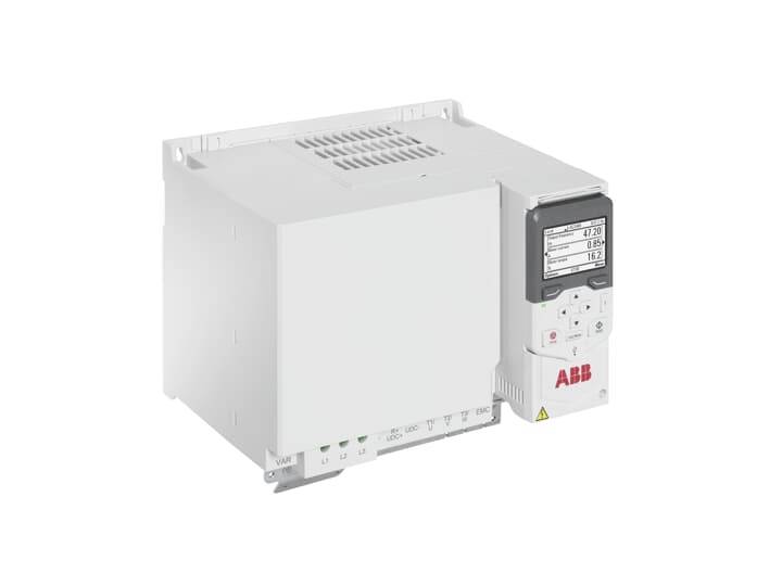 Een elektronisch apparaat met een scherm en een bedieningsinterface toont meet- of besturingsgegevens, met het logo van ABB.