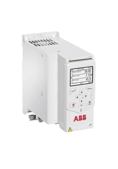 Een witte frequentieomvormer met display en bedieningstoetsen, waarbij waarden voor frequentie, spanning en stroomsterkte worden weergegeven, gemarkeerd met 'ABB'.