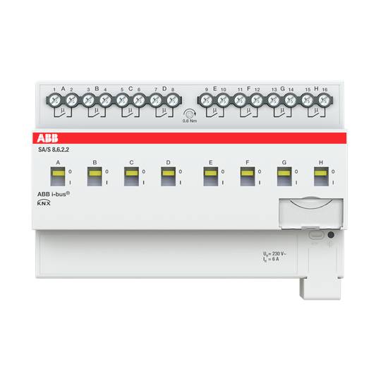 Een ABB-schakelaarsactuatormodule met acht kanalen, genummerd van 1 tot 8. Bovenste display toont aansluitklemmen, onderste display de kanaalaansluitstatussen.