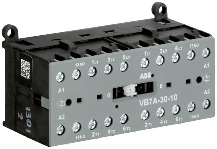 Een grijs ABB-contactormodule met meerdere schroefklemmen en labels bovenaan, links en onderaan voor elektrische aansluitingen.