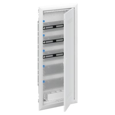 Schakelkast met open deur, toont meerdere verticale vakken met blauwe elementen. Geschikt voor de installatie van elektrische componenten.