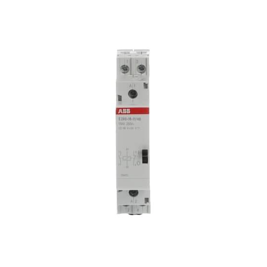Een witte ABB-contactor met rood logo en technische specificaties. Gebruikt in elektrische installaties voor het besturen van stroomkringen.