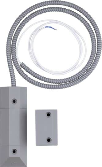 Een grijze, rechthoekige magnetsensor met kabel en twee gaten, gebruikt in beveiligingssystemen voor het detecteren van deur- of vensteropeningen.