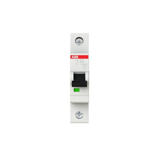 Een enkele witte installatieautomaat met zwarte schakelaar en rood logo bovenaan, gemonteerd op een DIN-rail.